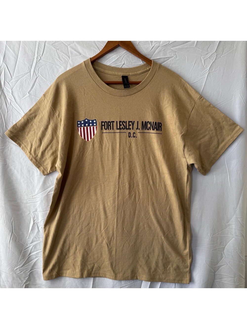 Gildan Fort McNair Tee L Tan Khaki D.C. Military Flag Shield Graphic NWOT